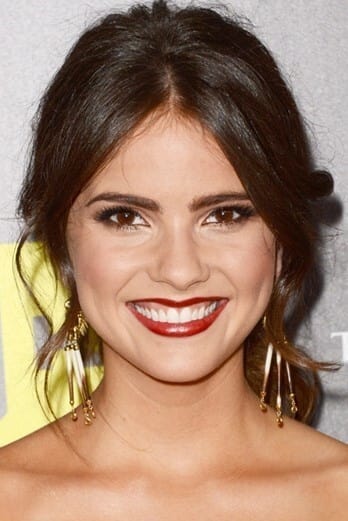 Фото Шелли Хенниг (Shelley Hennig)