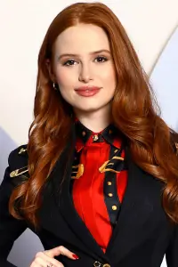 Фото  (Madelaine Petsch)