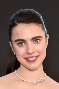 Фото Маргарет Куэлли (Margaret Qualley)