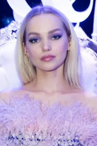 Фото  (Dove Cameron)