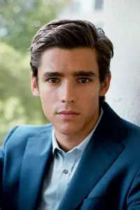 Фото  (Brenton Thwaites)