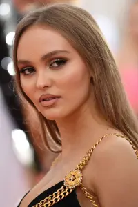 Фото Лили-Роуз Депп (Lily-Rose Depp)