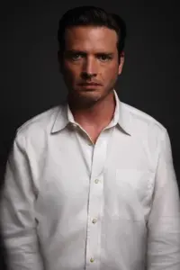 Фото  (Aden Young)