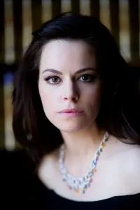 Фото Эмили Хэмпшир (Emily Hampshire)