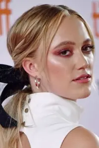 Фото Майка Монро (Maika Monroe)