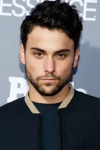 Фото  (Jack Falahee)