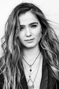 Фото  (Haley Lu Richardson)