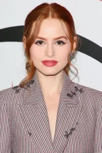 Фото  (Madelaine Petsch)