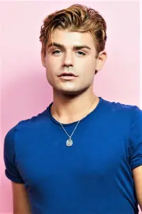 Фото  (Garrett Clayton)