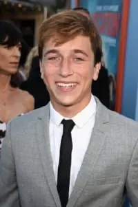 Фото Скайлер Джизондо (Skyler Gisondo)