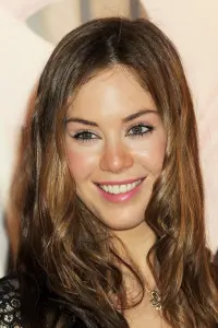 Фото  (Roxanne McKee)