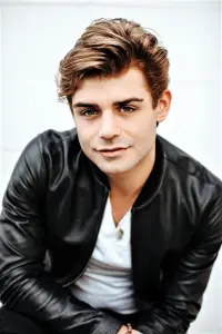 Фото  (Garrett Clayton)