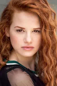 Фото  (Madelaine Petsch)