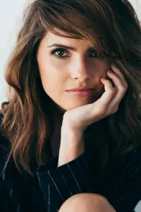 Фото Шелли Хенниг (Shelley Hennig)