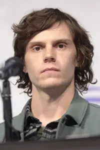 Фото Эван Питерс (Evan Peters)