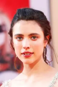 Фото Маргарет Куэлли (Margaret Qualley)