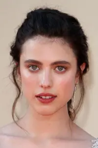 Фото Маргарет Куэлли (Margaret Qualley)