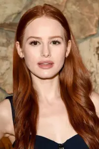 Фото  (Madelaine Petsch)