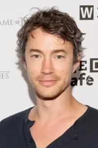 Фото Том Уиздом (Tom Wisdom)