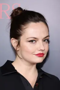 Фото Эмили Мид (Emily Meade)