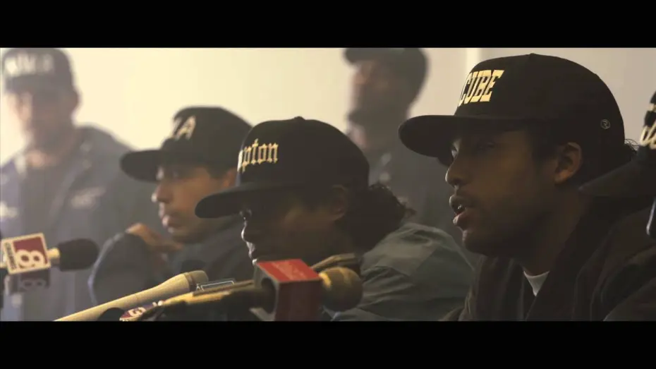 Видео к фильму Голос улиц | N. W. A. - Straight Outta Compton / Extrait "La conf&eacute;rence de presse de N.W.A"VF
