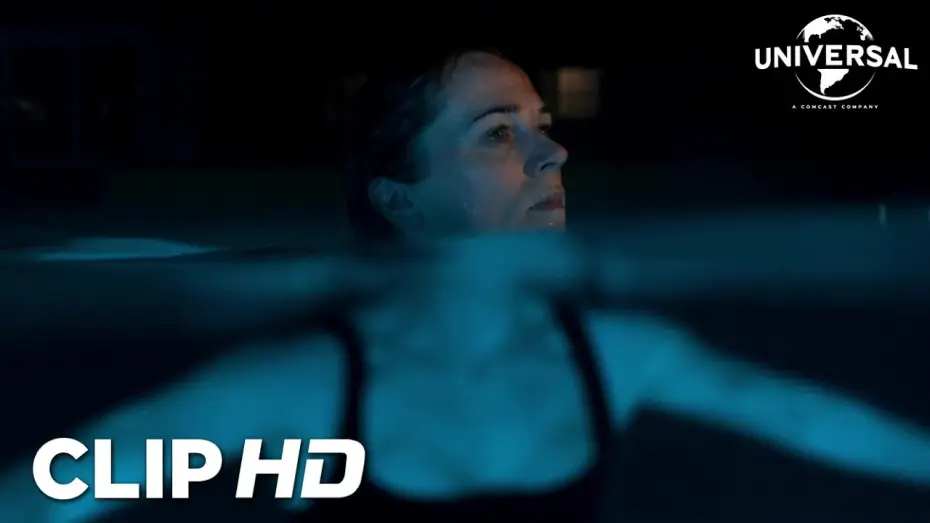 Видео к фильму Проклятые воды | Clip - Algo extra&ntilde;o sucede mientras Eve est&aacute; en la piscina