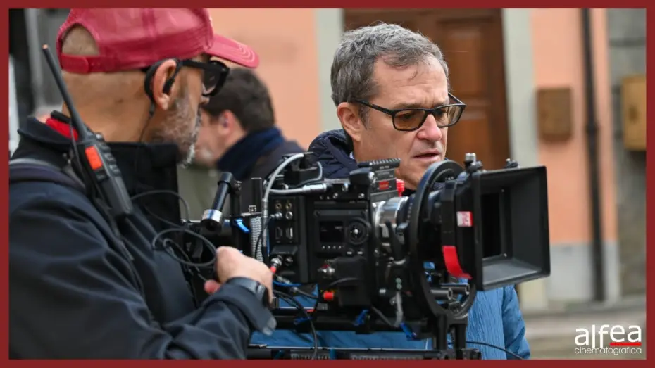 Видео к фильму Per un nuovo domani | Il Backstage di "Per un Nuovo Domani", una coproduzione di Alfea Cinematografica e Rai Fiction