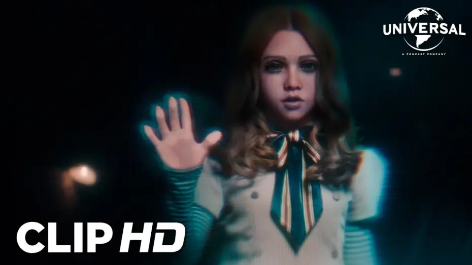Видео к фильму МЕГАН 2.0 | Clip en espa&ntilde;ol - Gemma descubre a M3GAN en su casa