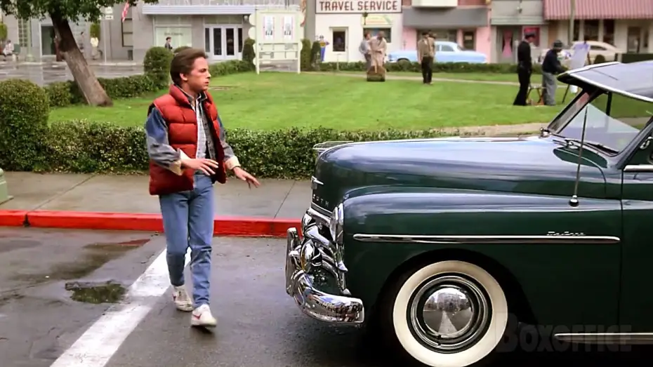 Видео к фильму Назад в будущее | Marty d&eacute;couvre Hill Valley en 1955 | Retour vers le futur | Extrait VF
