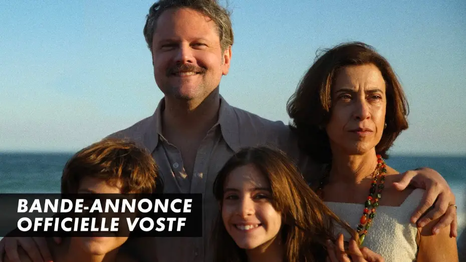 Видео к фильму Я все еще здесь | JE SUIS TOUJOURS L&Agrave; &ndash; Bande-annonce Officielle VOSTF &ndash; Walter Salles (2025)