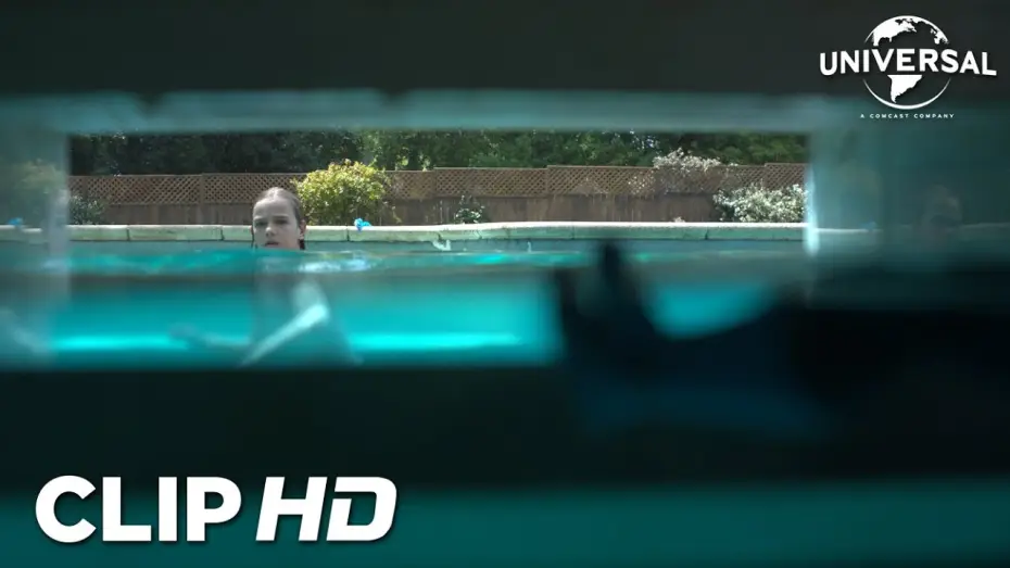Видео к фильму Проклятые воды | Clip - Elliot oye una voz en la piscina