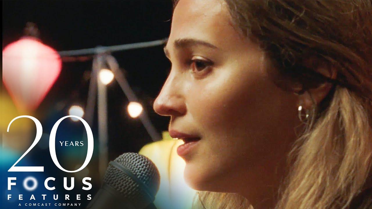 Видео к фильму Голубой байу | Alicia Vikander Sings at a Dinner Party