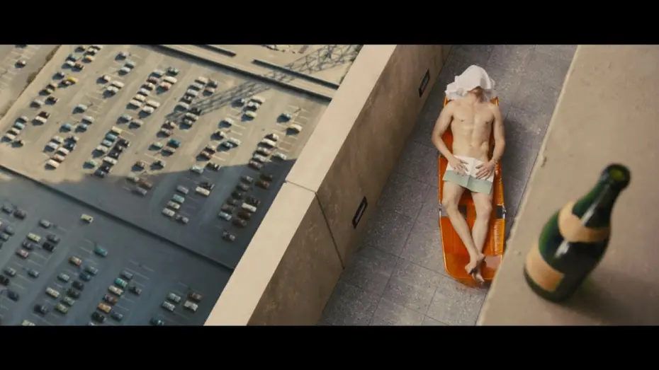 Видео к фильму Высотка | High-Rise Clip - Sunbathing