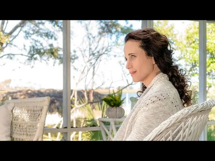 Видео к фильму Дом у пляжа | Cast Interviews - Andie MacDowell - The Beach House