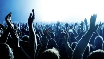 Нужна певица на разогрев перед концертом