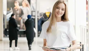 Питер. Ищем эффектную девушку для раздачи визиток!