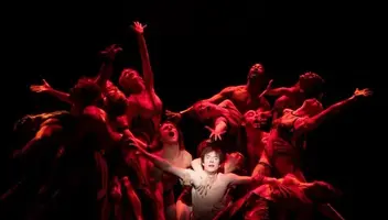 Танцевальный перфоманс &laquo;За Рождение&raquo;