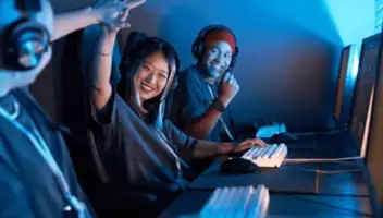 Игроки Парни в компьютерный клуб